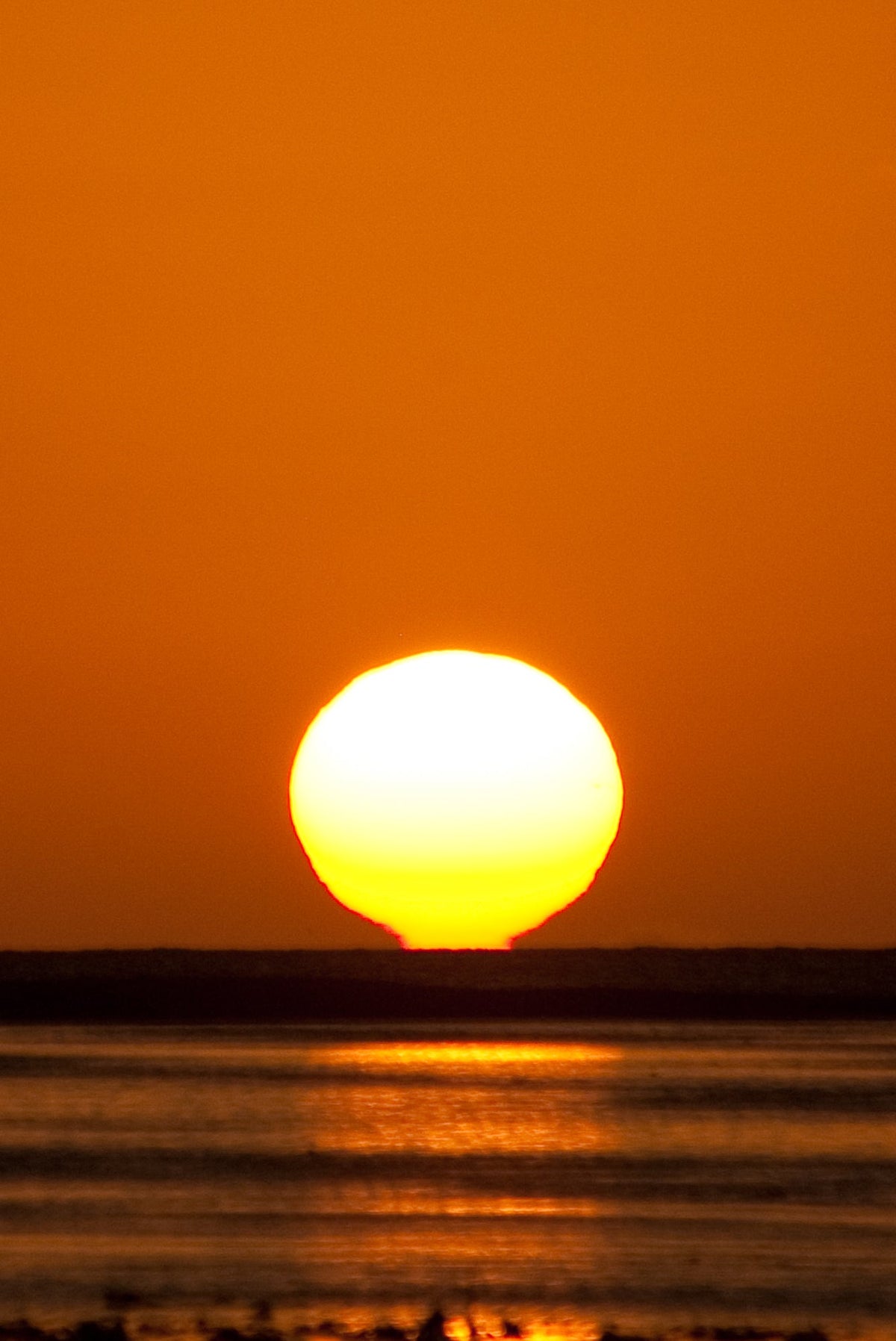 Coucher de soleil doré sur l'océan